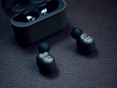 獨特的藍牙耳機設計讓您可以聆聽不同的聲音。